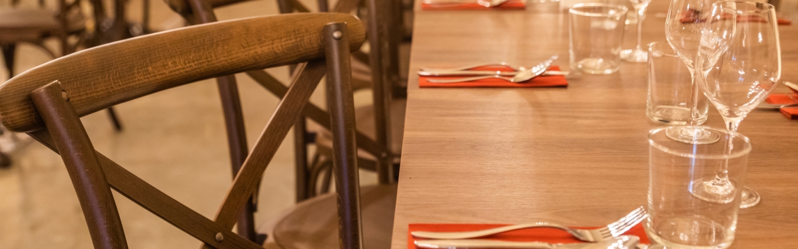 Chateau d'estoublon et bistrot mogador restaurant hôtellerie mobilier professionnel 4